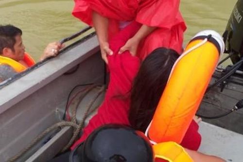 Công an lao xuống sông cứu người phụ nữ tự tử