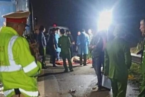 Ô tô tải tông trúng xe đầu kéo trên cao tốc Nội Bài - Lào Cai khiến 2 người tử vong