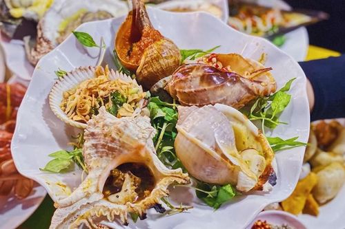 Bạn chọn ăn hải sản 'hạt dẻ' vỉa hè hay hải sản kiểu buffet 'chanh xả'?