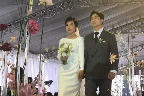 Công Phượng lịch lãm bên Viên Minh trong đám cưới ở quê nhà