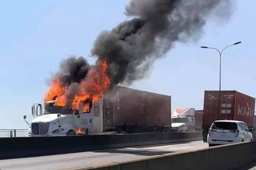 Xe container bốc cháy ngùn ngụt trên cầu Phú Mỹ