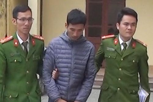 Dùng điện thoại cướp được để nhắn tin lừa đảo