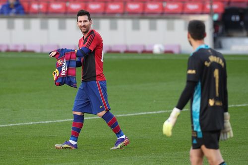 Messi bị phạt 600 euro vì hành động tri ân Maradona