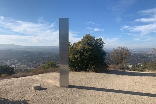 Khối kim loại bí ẩn xuất hiện trên đỉnh núi ở California