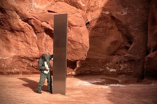 Hai vận động viên giải thích việc phá khối kim loại bí ẩn ở Utah