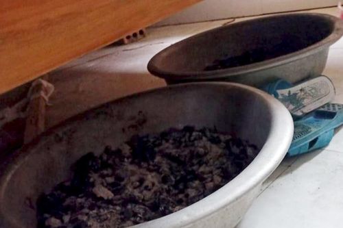 Bốn mẹ con bất tỉnh khi sưởi ấm bằng than củi trong phòng ngủ