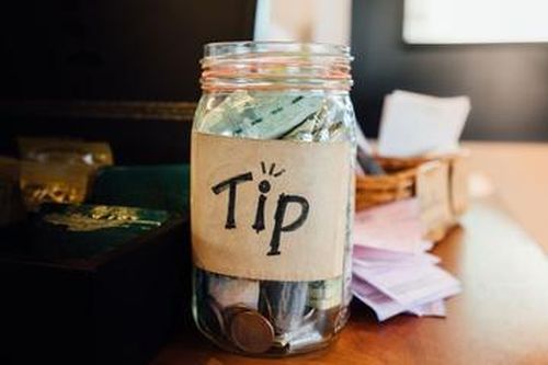 Nhà hàng Mỹ bị tố lấy mất 2.000 USD tiền boa của nhân viên
