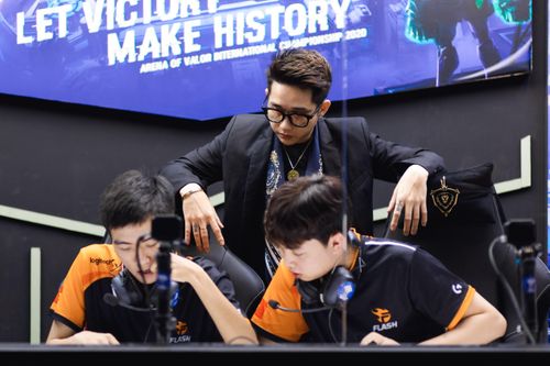HLV Team Flash phản ứng gay gắt lối bình luận của BLV Garena Liên Quân