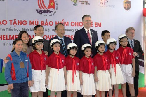400 mũ bảo hiểm đạt chuẩn được trao cho học sinh khuyết tật Hà Nội
