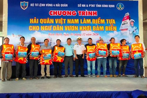 Chương trình 'Hải quân Việt Nam làm điểm tựa cho ngư dân vươn khơi bám biển'
