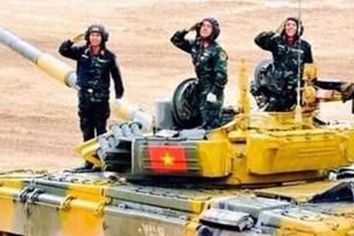Hoa quyết thắng trên tháp pháo xe tăng