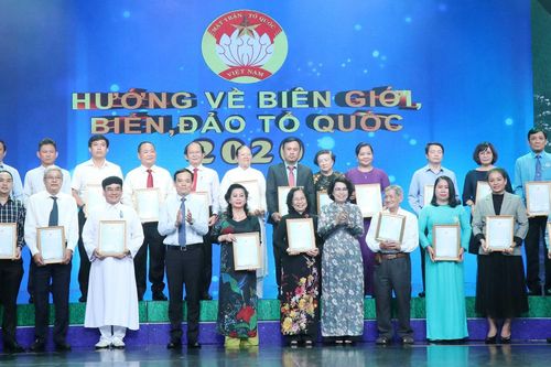 Quyên góp 34 tỷ đồng cho Quỹ 'Vì biển đảo quê hương - Vì tuyến đầu Tổ quốc'