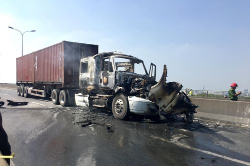 Xe container cháy trên cầu Phú Mỹ, giao thông ùn ứ kéo dài