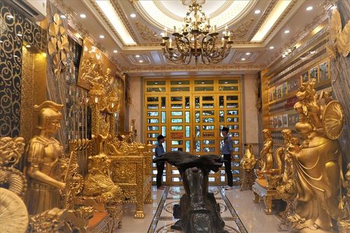 Có gì bên trong 'ngôi nhà dát vàng' độc nhất vô nhị ở Cần Thơ?