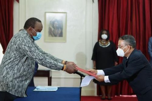 Đại sứ Nguyễn Nam Tiến trình Thư ủy nhiệm lên Tổng thống Cộng hòa Kenya