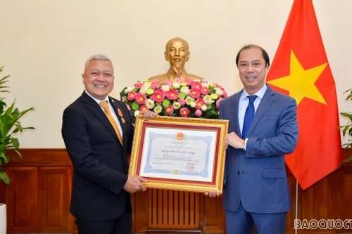 Trao Huân chương Hữu nghị cho Đại sứ Indonesia tại Việt Nam Ibnu Hadi