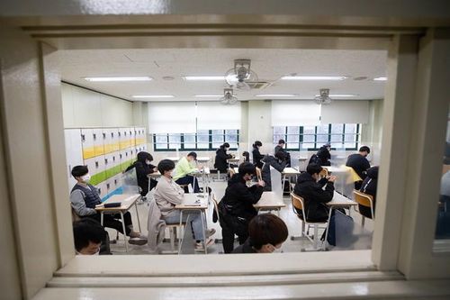 Hàn Quốc bắt đầu kỳ thi tuyển sinh đại học, thí sinh mắc Covid-19 vẫn được tham dự