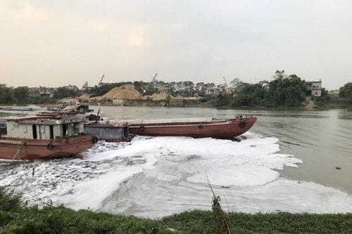 Ghê sợ dòng kênh đen sủi bọt đổ ra sông lớn ở Bắc Ninh