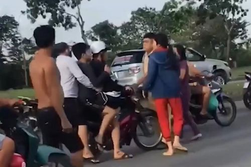 Bắt khẩn cấp hai đối tượng đánh CSGT khi bị dừng xe