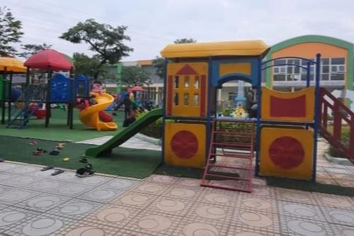 Trẻ mầm non gặp tai nạn khi chơi cầu trượt ở trường