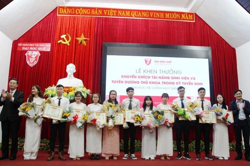 Huế tuyên dương tân thủ khoa đại học và sinh viên tài năng