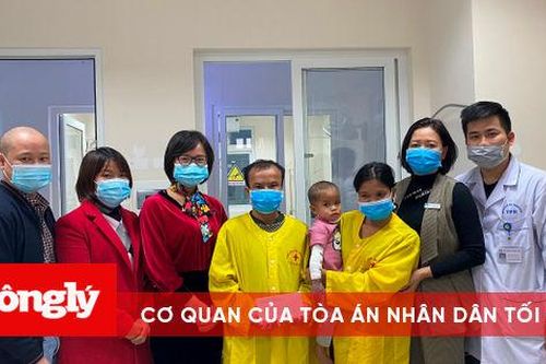 Trao tiền giúp đỡ cháu bé 2 tuổi bị bỏng toàn thân