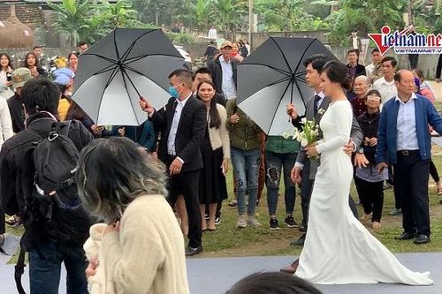 Viên Minh rạng rỡ bên Công Phượng tại tiệc cưới ở sân bóng làng