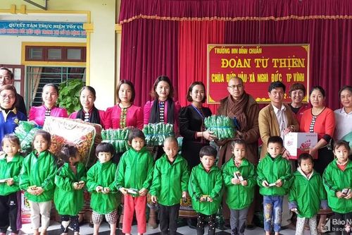 Phật tử chùa Đức Hậu tặng quà cho học sinh và người khiếm thị