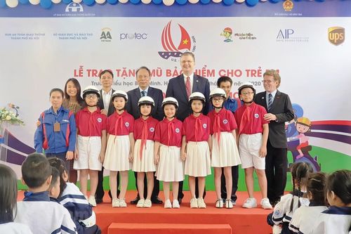 Trao tặng 400 mũ bảo hiểm chất lượng cho học sinh trường khuyết tật