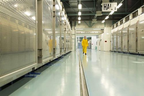 Iran cấm thanh sát viên hạt nhân quốc tế, tăng cường làm giàu urani