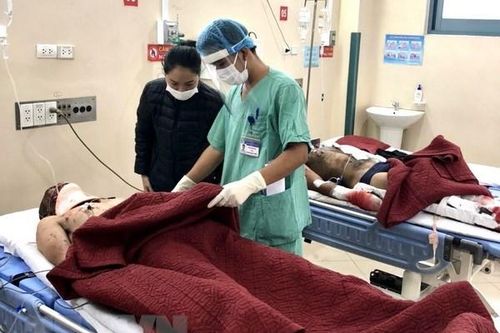 Tiếp nhận điều trị, cách ly 4 người bị thương trong vụ nổ xe ở Lào