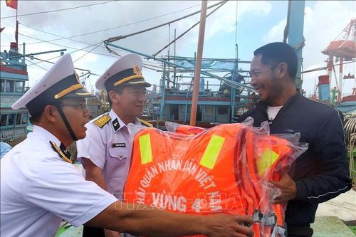 Điểm tựa cho ngư dân vươn khơi, bám biển