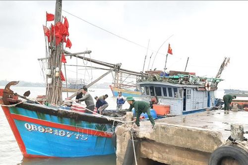 Quảng Bình cứu hộ thành công tàu cá gặp nạn trên biển