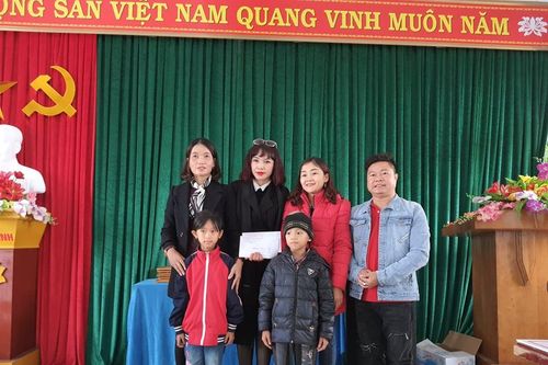 Công ty Du Lịch Việt Á và Hội Người cao tuổi Thái Nguyên chia sẻ khó khăn với bà con vùng lũ Quảng Bình