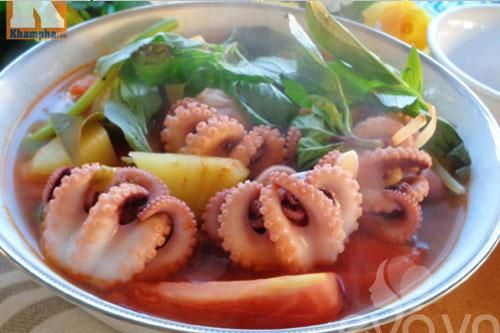 Canh bạch tuộc nấu chua hấp dẫn cho cuối tuần