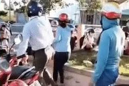 Kinh hãi clip người phụ nữ bị gã đàn ông tung cước đá thẳng vào mặt ngay giữa đám đông