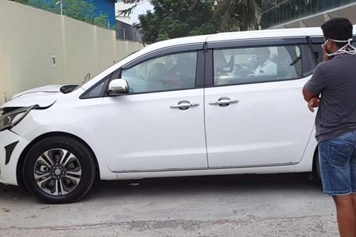 Vừa nhận xe mới, người đàn ông lái thẳng vào tường