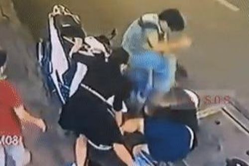 Clip: Thanh niên đi SH cầm dao đe dọa nhân viên quán chè và hậu quả bị ăn đòn đau điếng nằm bẹp dưới đất