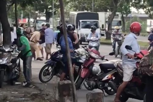 Bắt khẩn cấp 2 đối tượng hành hung cảnh sát giao thông gây bức xúc dư luận
