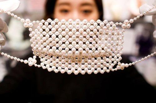 Cận cảnh khẩu trang đính kim cương và ngọc trai có giá hơn 10.000 USD