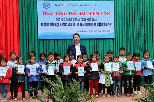 65 học sinh khó khăn của TP. Điện Biên Phủ được tặng thẻ BHYT