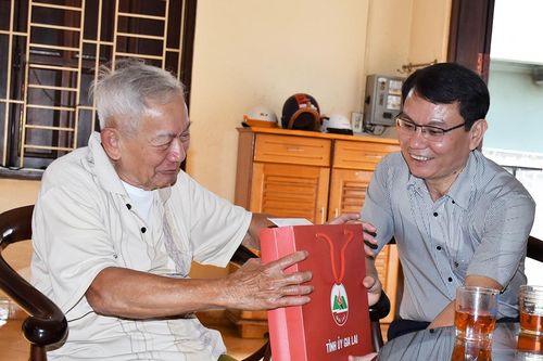 Bí thư Thành ủy Pleiku Trịnh Duy Thuân thăm, tặng quà cán bộ tiền khởi nghĩa