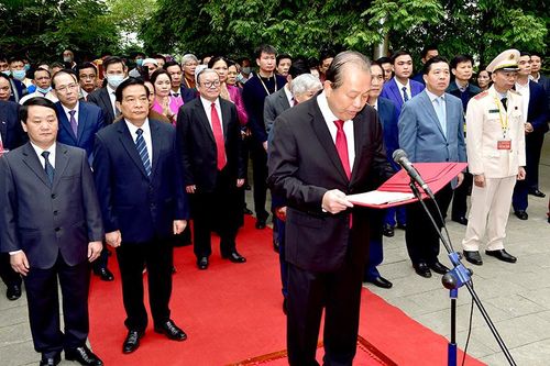 Đoàn đại biểu dự Đại hội đại biểu toàn quốc các dân tộc thiểu số Việt Nam lần thứ II dâng hương tại Đền Hùng