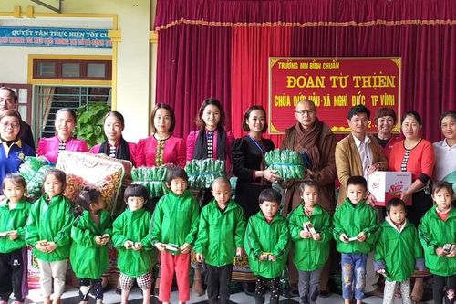 Chùa Đức Hậu tặng quà học sinh, người khiếm thị
