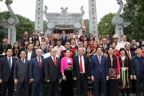 Dâng hương tưởng nhớ các Vua Hùng
