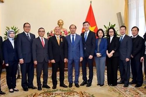 Trao Huân chương hữu nghị cho Đại sứ Indonesia