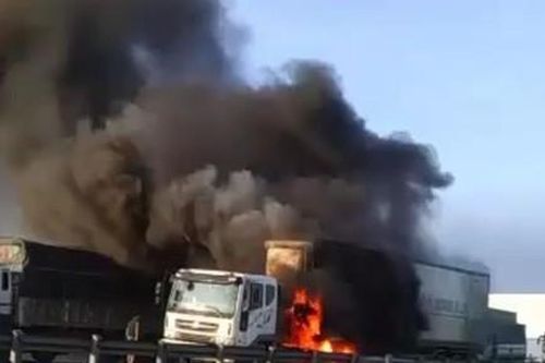 Clip xe container cháy ngùn ngụt trên cầu ở Sài Gòn