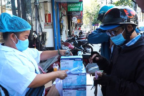 Người dân TP.HCM đổ xô mua khẩu trang phòng dịch COVID-19