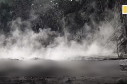 Dung nham núi lửa vùi lấp làng mạc ở Indonesia