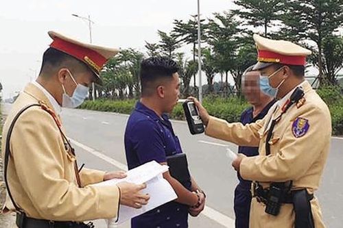 Bi hài chuyện tài xế 'ma men' giở trò 'nhây' với CSGT